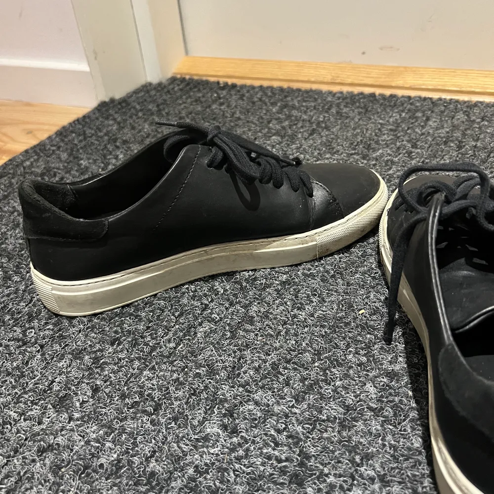 Sneakers från Axel Arigato, storlek 40! Dessa skor är använda och har några märken på vita sulan, men skon är fin och ändå väl skött! Jag köpte dem för 1800kr. Köparen står för frakten!:). Skor.