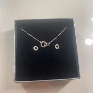 Silver Örhängen och halsband - Silver örhängen och halsband. Aldrig använt eller tagit ur boxen. 