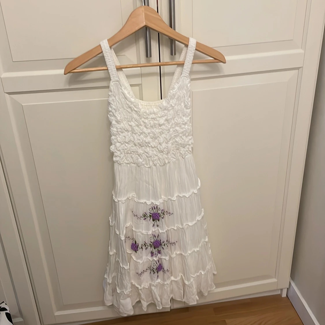 Vit blommig vit klänning från mango