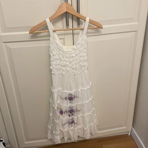 Vit blommig vit klänning från mango  - Jätte fin klänning från Mango som aldrig har kommit till användning 