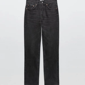 Mid rise jeans - Säljer mina svarta mid rise jeans från zara som är slutsålda på deras hemsida. Storlek 34. Priset är inklusive frakt