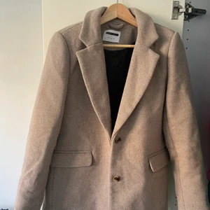 Kavaj strl M - Brun/beige kavaj från vero moda i storlek M🤎