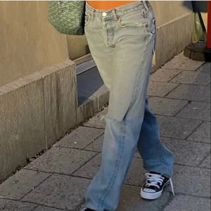 Low/midrised jeans  - 💕Lånade bilder från Alva Blomdahl💕 Perfekta jeans för sommaren! Sjukt snygga jeans från Levis i modellen 501, mid/lowrise, exakt samma som på bilden förutom hålet på knät.