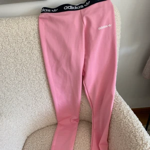 Adidas byxor  - Aldrig använt, köpt från Adidas. Storlek S passar även M 
