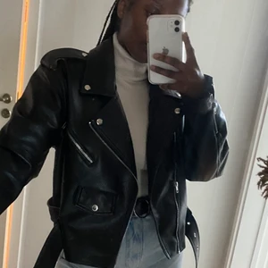 Skinnjacka  - Svart cropad skinnjacka från bikbok storlek XL,                  mitt pris 150kr +frakt