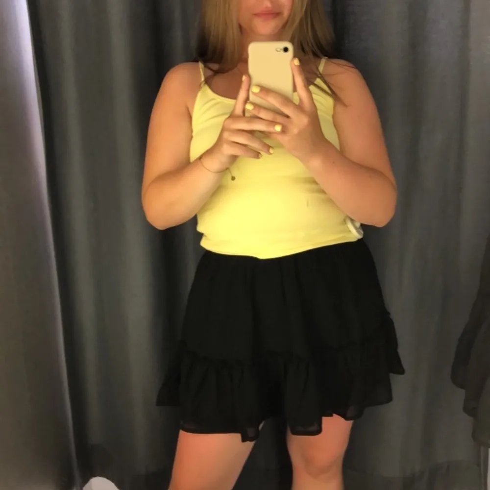 Jättefin kjol från new yorker, knappt använd och den köptes sommaren 2021. Säljer då jag har en liknande. Nypris 249kr priset kan diskuteras!!. Kjolar.