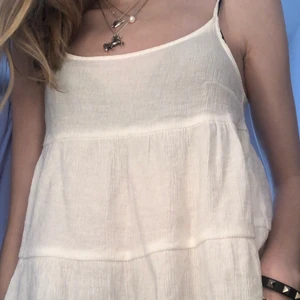 Superfin sommartopp💕💕💕 - Hej💕 säljer denna superfina toppen från hm som är perfekt nu till sommaren ☀️🐒💕toppen passar en xs 💕💕 Köpren står för frakten! 