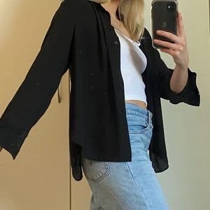 Svart skjorta  - Superstilig svart skjorta i tunt material. Köparen står för frakten. 