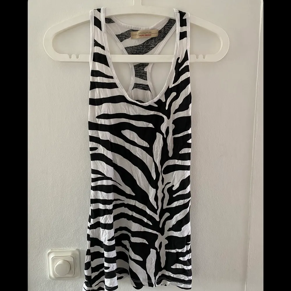 Ett linne som aldrig har kommit till användning för mig. Den är i storlek S/XS, zebra mönster, är i ett jättebra skick och perfekt till sommaren. 😊💕. T-shirts.