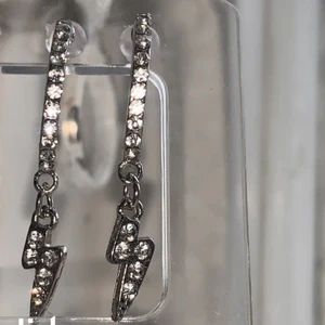 Örhängen⚡️🤍 - Säljer dessa skit snygga öronhängen som är använda 1 gång🤍✨ hör av er om ni vill se bättre bilder på örhängena för dessa var inte så bra⚡️