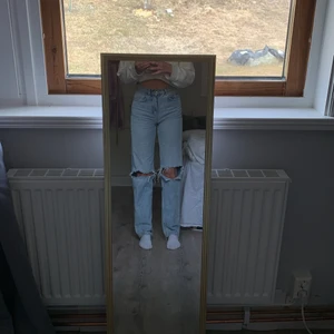 90s high waist jeans tall - Ett par jättefina straight jeans från gina tricot i storlek 32 de är lång modell och passar mig bra på längden som är 173. Säljer då de tyvärr är för små. Använta några fåtal gånger och är i bra skick. De är slutsålda på hemsidan. Nypris 599 mitt pris 100. Frakt tillkommer!