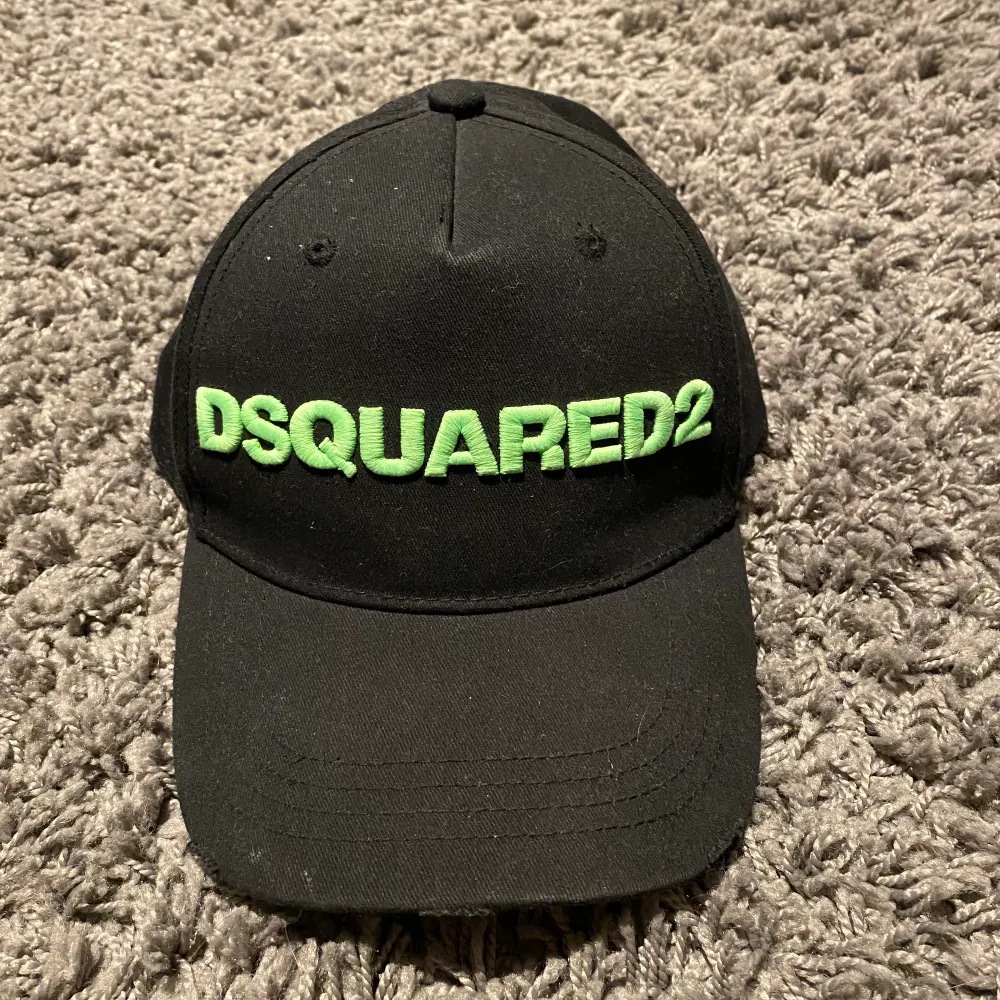 Säljer nu min Dsquared 2 keps som är i bästa skick, använd 1 gång och kommer aldrig till användning då jag köpt ny keps. Kepsen är köpt från NK. Kvitto finns inte därför säljer jag kepsen för 450kr. Kepsen är i nyskick. Några frågor så är det bara att höra av sig! //Axel. Muu.