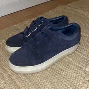 J Lindberg sneakers - Sneakers från J Lindberg💗 använda men mycket kvar att ge!! Kardborreband och i mocka💗