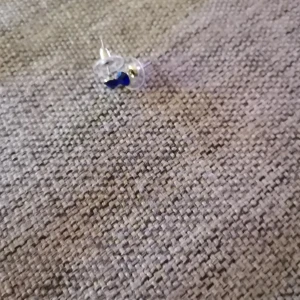 Örhänge med blå pärla i - Örhänge med blå pärla i