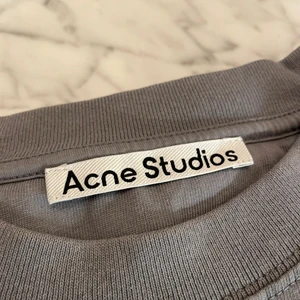 Acne Studios - Acne Tshirt i nyckick. Storlek S (passar S/M). 100% Äkta. Pris kan diskuteras något vid snabb affär.
