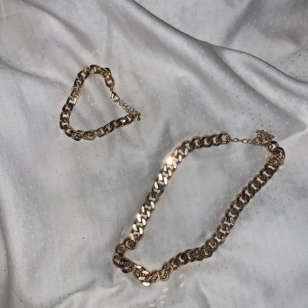 Silvrig halsbandskedja + armband samt likadant fast i guld. Silver aldrig använt guld använt en gång. Allt är från H&M men väldigt bra kvalite. Köpa i somras & ser fortfarande lika bra ut. ❤️. Accessoarer.
