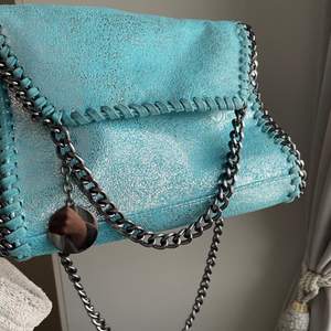 Superfin ljusblå Stella McCartney liknande väska!💙 Jättebra skick och sparsamt använd. Inga defekter. Det är  en mellan storlek. Så den rymmer ganska mycket!💘