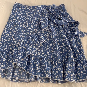 Kjol - Säljer denna fina sommar kjolen då den tyvärr är lite för stor för mig den är i storlek S. Jättefin nu till sommaren!