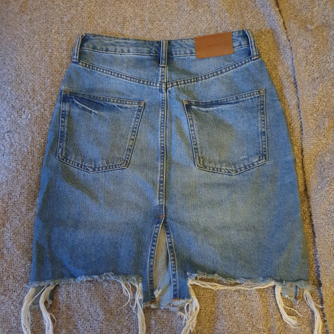 Högmidjad jeanskjol  - 90