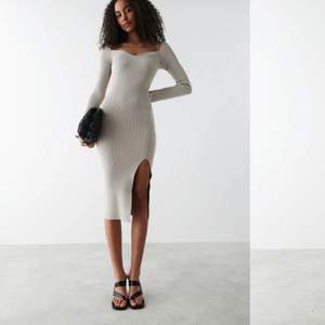 Söker denna beiga klänning från Gina Tricot i storlek S eller M. Nån som har och vill sälja? 