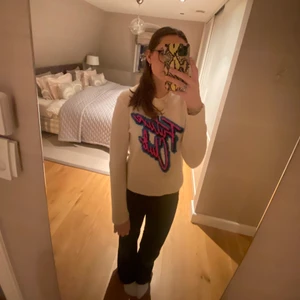 From future  - Så snygg och cool tröja från from future. Använd fåtal gånger så i väldigt bra skick. Köpte förra sommaren för 1200kr❤️Strl M men skulle säga att det är en lite M som även passar xs/s. Skriv för fler bilder❤️‍🔥