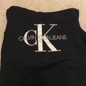 calvin klein jeans  - en calvin klein hoodie. super skön att ha på sena sommar kvällar, skulle säga att den passar folk bra runt 1,60 och lite overzied till 1,55