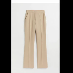 Beige kostymbyxor - Från H&M, storlek 34! Supersnygga och använda endast en gång, nyskick 💘 nypris 299kr. Slutsålda i den storleken på hemsidan