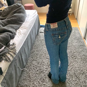 True religion jeans - Sjukt snygga lågmidjade jeans från True Religion🤩 Säljer jeansen eftersom de tyvärr inte kommer till användning längre😩 Buda från 550kr❣️