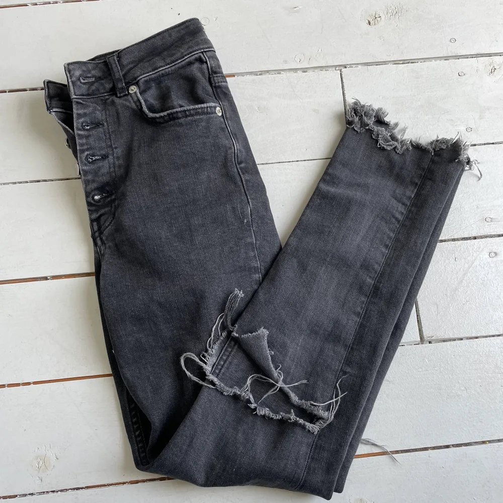 Jätte snygga svartgråa jeans med hål på knäna! I fint skick! . Jeans & Byxor.