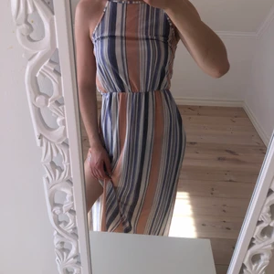 Långklänning - Randig långklänning ifrån BikBok. Slits på båda sidor, skönt material till sommaren.