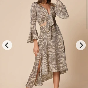 Adoore klänning  - Säljer denna fina riviera dress i zebra, i storlek 34 (XS). Endast använd ett fåtal gånger, jättefint skick! Kan mötas i Alvik i Sthlm eller så står köpare för frakt. Nypris 1495kr