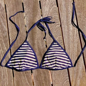 Bikini - Bikinitopp från Åhléns, i mörkblått och vitt! Står storlek s men passar något större. Vaderad och i fint skick! Köparen står för frakten!