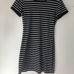 Randig klänning - Randig klänning. Köpt för några år sedan. Superfin nu till sommaren. Storlek M men är liten i storleken så passar även S.