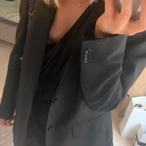Kavaj Filippa K - Fint skick! I storlek 48 så sitter perfekt som en blazer till klänningar och annat! Är själv i storlek S