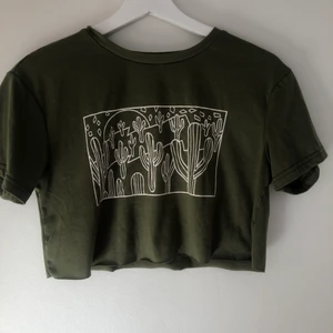 Grön croptopp - Supersöt grön croptop. Köpt för några år sedan men bara använt under fåtal tillfällen. Storlek S men passar xs-m.