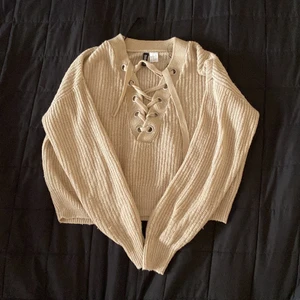 Plag från H&M storlek xs  - Kommer inte riktigt ihåg när jag köpt denna men inte använd alls mycket väldigt bra skick inte stickig. Fin snörning går och att fixa till, knyta och spänna. Frakt måste betalas själv. 