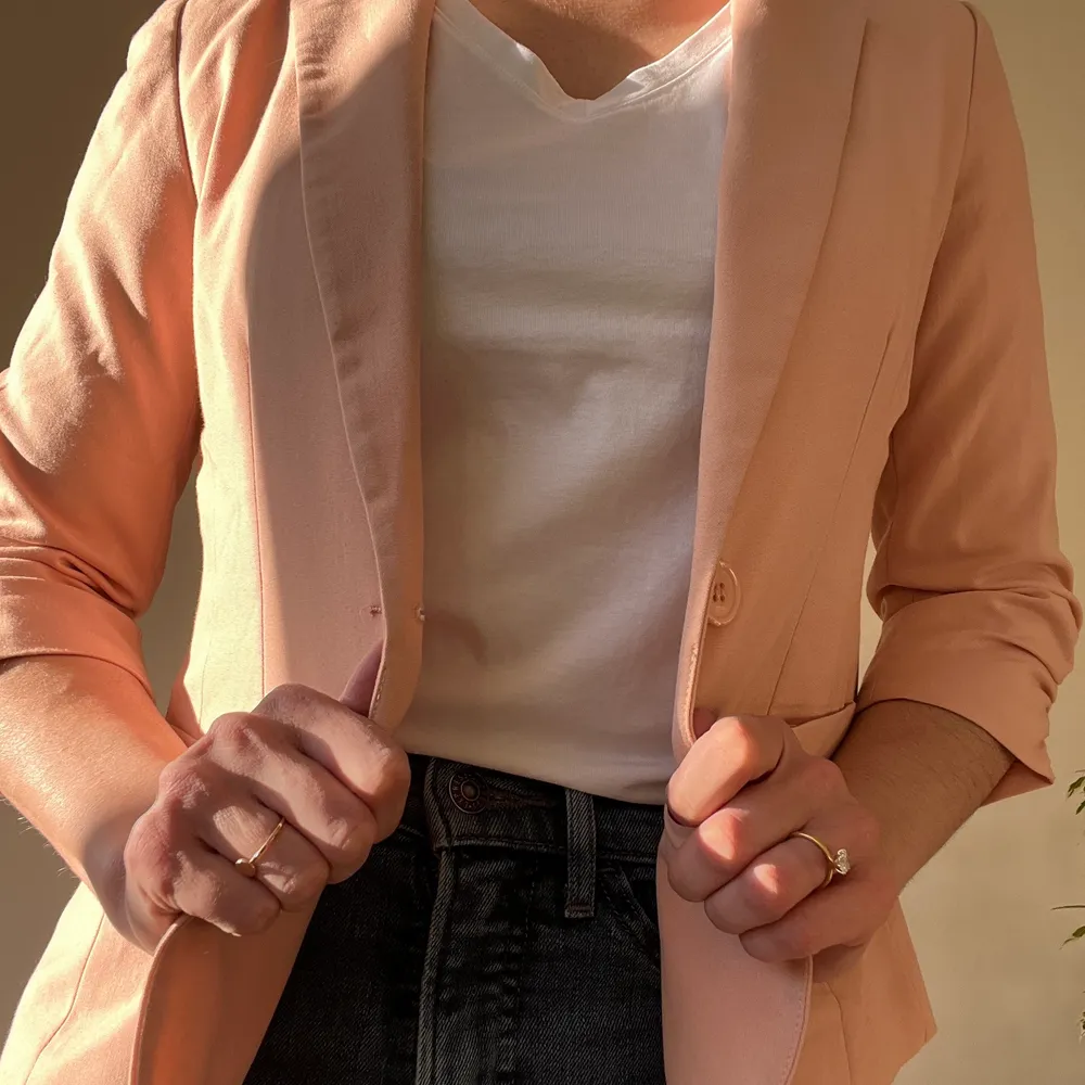 Pink blazer, fitted. Bought it in USA. Wore it to go to my job. It has two buttons in the front and arms are 3/4. The inside needs to be sewed but it is not visible and it is an easy fix. Selling it cheaper than the other blazers so you can fix it.. Kostymer.