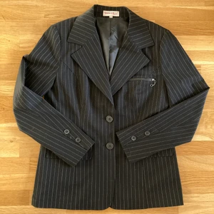 Pinstripe kavaj  - Svartgrå kavaj med pinstripe. Köpt second hand men den ser ut som att den aldrig varit använd 🥰✨ Finns ingen storlek men sitter perfekt löst på mig som är en S. 