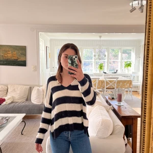 Randig stickad tröja - Här är en fin randig lite oversize stickad tröja från H&M. Stl S, flexibel. Har klippt materiallappen men skulle kanske kunna vara nån typ av bomulls- eller viskosblandning. Lite ytluddig, men fin och i övrigt utan anmärkningar  🌷 120 kr inkl spårbar frakt