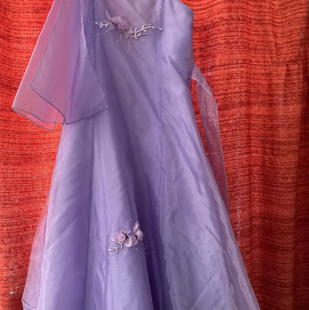 Fin klänning använd 1 gång Storkek 8, passar kanske 7-10 åring En sjal tillhör . Klänningar.
