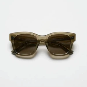 Chimi - Chimi solglasögon i modellen 07. Färg: Green. I bra skick! Säljer då de är för små på mig. Kan betala för frakt vid snabb affär. Har inte fodral kvar men skickas i ett annat hårt fodral så de inte skadas i frakten. Kan eventuellt bytas mot Mosel 08.