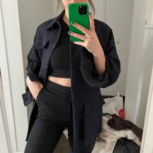 House of Dagmar Aurora Jacket, strl 38 - Säljer denna superfina jackan från House of Dagmar i modellen Aurora, strl 38. Aldrig använd! Slutsåld och nypris 4000kr.  Väldigt mörk blå så ser nästan svart ut. 