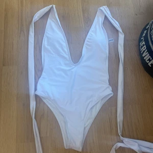 Baddräkt  - Säljer denna helt nya vita baddräkten, i storlek S. Gratis frakt 