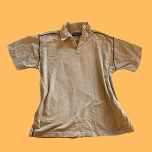 Weather Report tröja - Beige 100% bomullströja med snygga svarta detaljer vid axlarna. Funkar snyggt som en oversize tröja. Köpt secondhand. Skriv om du undrar något!✨ Frakt tillkommer på ca 60kr