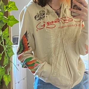 ed hardy zip up hoodie - budgivning på min ed hardy zip up hoodie, använd fåtal gånger och är i bra skick 💛 det saknas 4 ”stenar” på baksidan men det märker man bara om man kollar noggrant, buda bara om du är säker att du kan köpa!