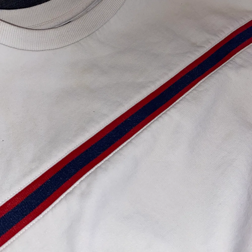 En sweatshirt från H&M i storlek s med en rand av blått och rött.. Tröjor & Koftor.