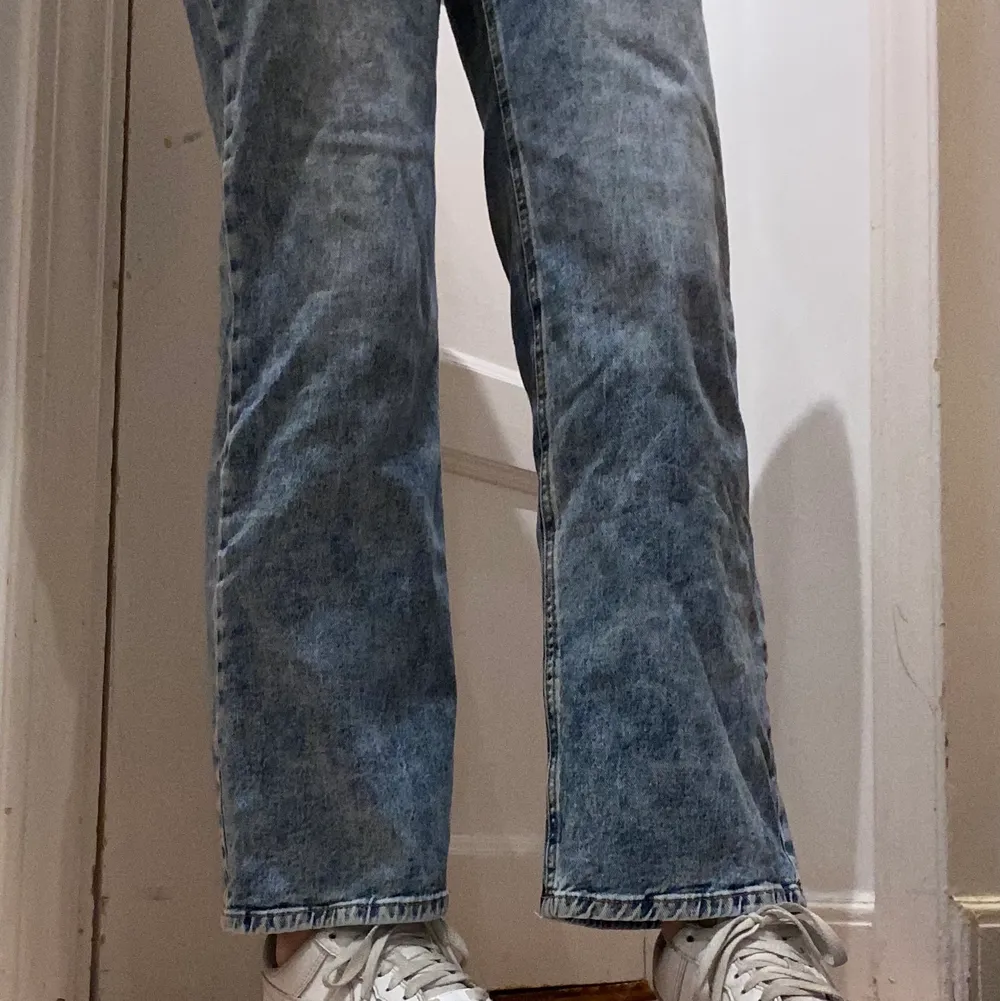  Blåa raka jeans från Lindex i storlek 158. Säljer eftersom att jag inte gillar längden (är 169cm). . Jeans & Byxor.
