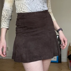 Stylein - Kjol i äkta mocka. Tyvärr för liten för mig.