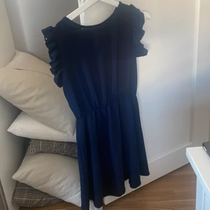 Blå klänning - Jättefin blå klänning som funkar både till våren och sommaren. Helt oanvänd och köpt i italien!