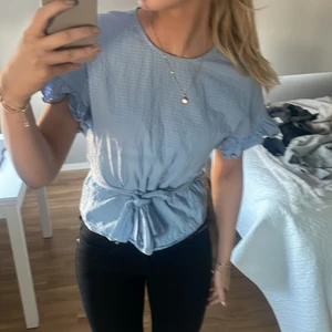 Sommartröja - Köpt på Gina för 2 år sedan så säljs inte längre, perfekt till en vit kjol på sommaren eller ett par jeans på våren